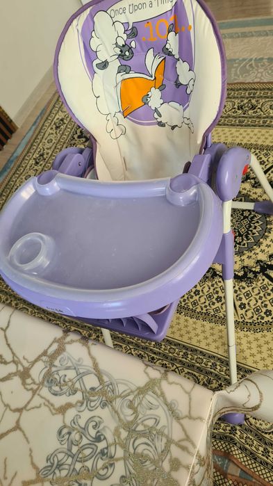 Шизлонг и стульчик для кормления.