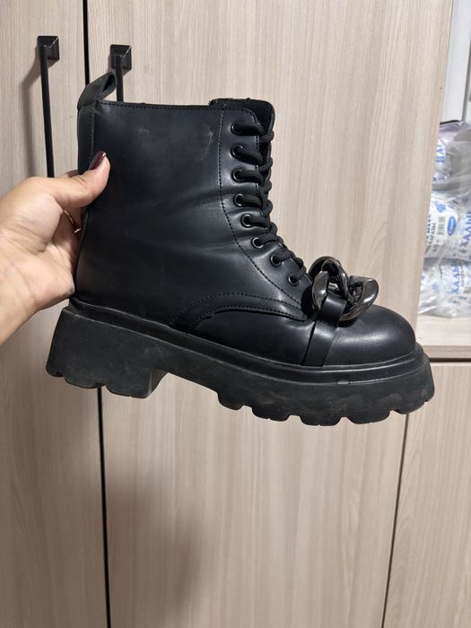 Продам ботинки женские