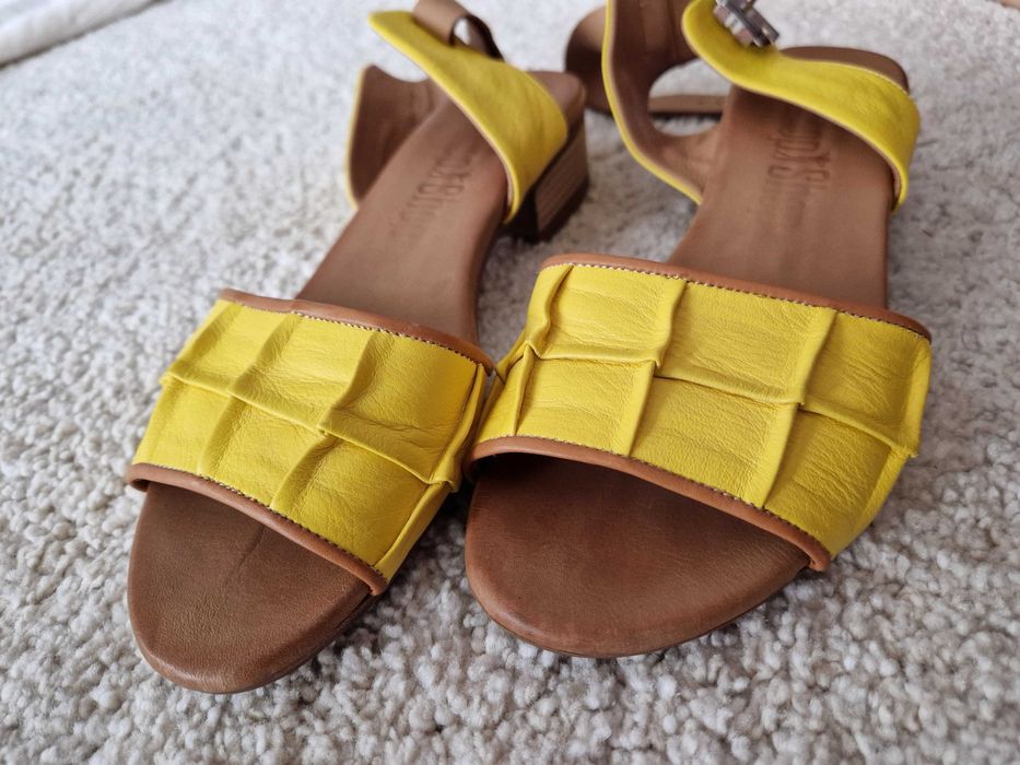 Sandale confortabile, galbene, fără toc.