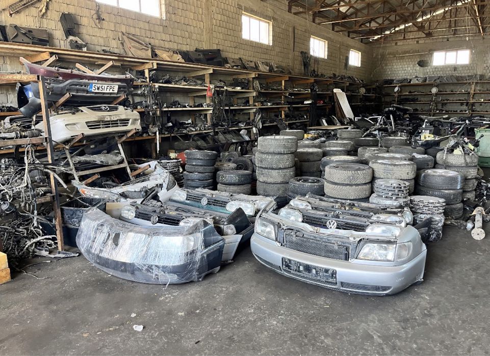 Боковое стекло машины