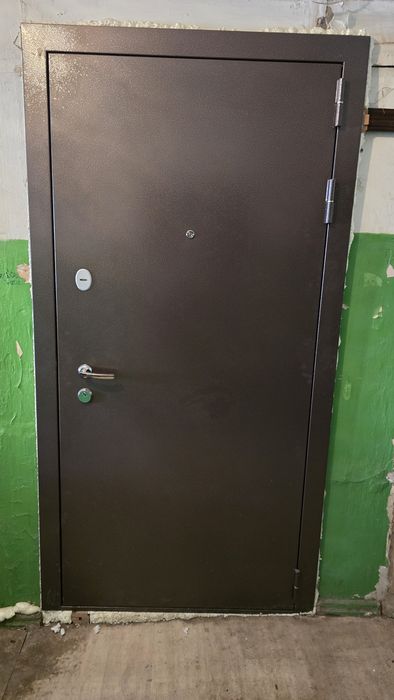 Продам входную дверь