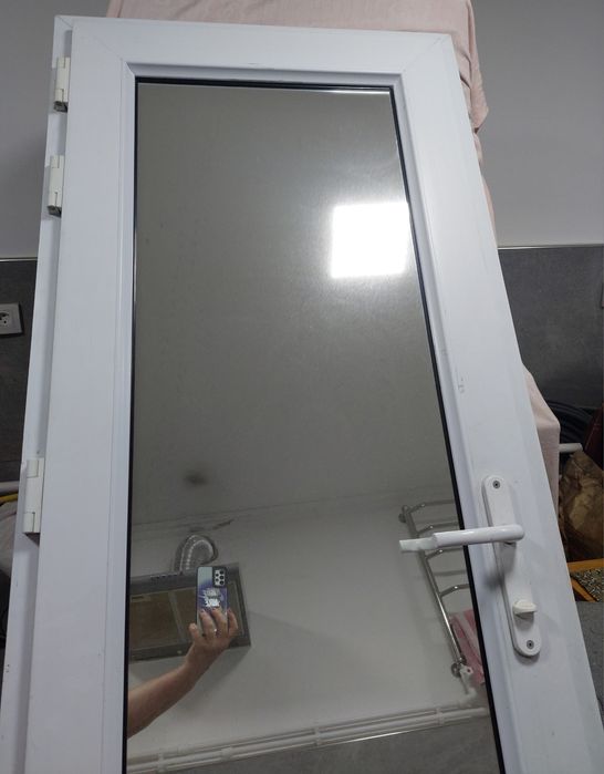 Дверь пластиковая в отличном состоянии