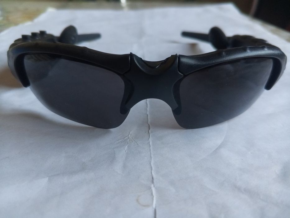 Naushnikli ochki sotiladi