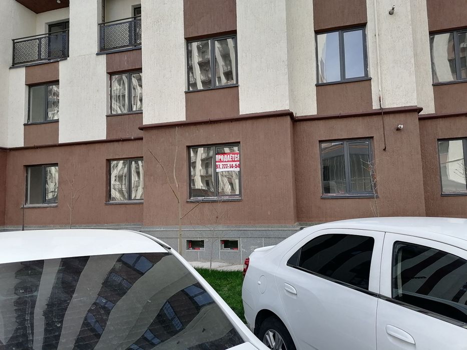 Продается 3 комнатная квартира 1 этаж 16 этажный дом.  Урикзар базар.