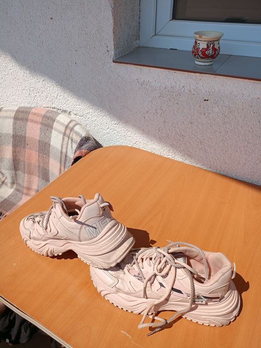 Vând pantofi sport, purtați dat in stare buna, mărimea 39, produs de c