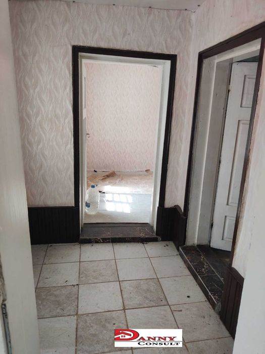 Едноетажна къща с двор и кладенец в с. Овча Могила