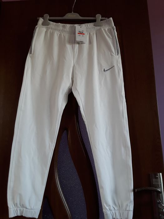 Vând Pantaloni de Trening Damă Nike Originali Mărimea XL Noi Italia
