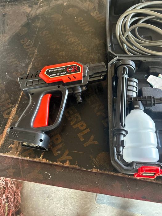 Машина на батерии за миене на коли под налягане нова