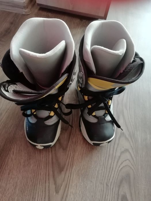 Boots mar. 26/ adică 38-39, aproape noi.