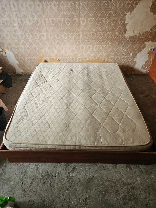 Спалня с матрак, скрин и табла