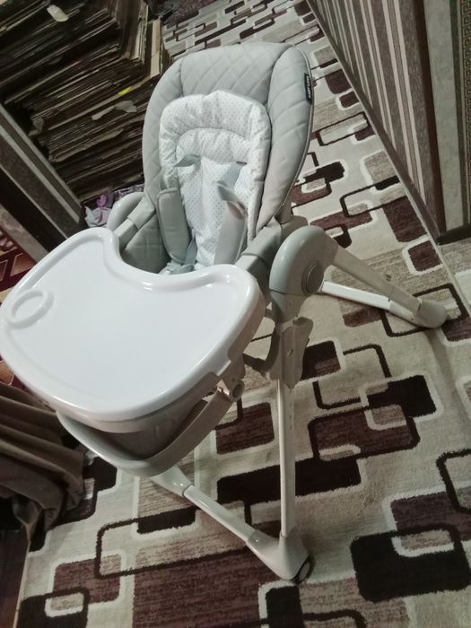 Kolaska va ovqat yidgan stul