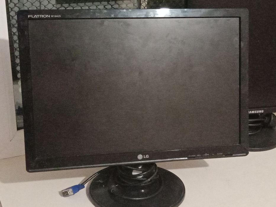 Монитор Б/У на запчасти не рабочие