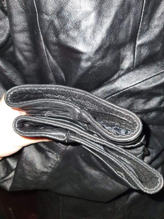 Geaca de piele neagra cu gluga de blana