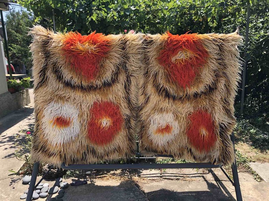 Два броя китеници