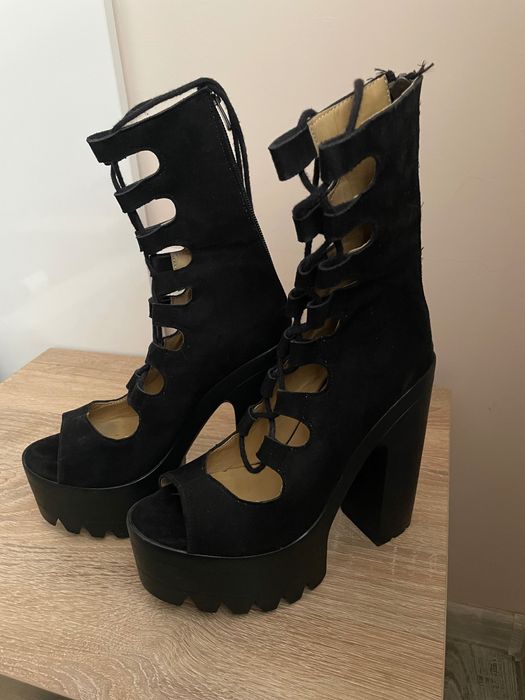 Високи токчета с връзки