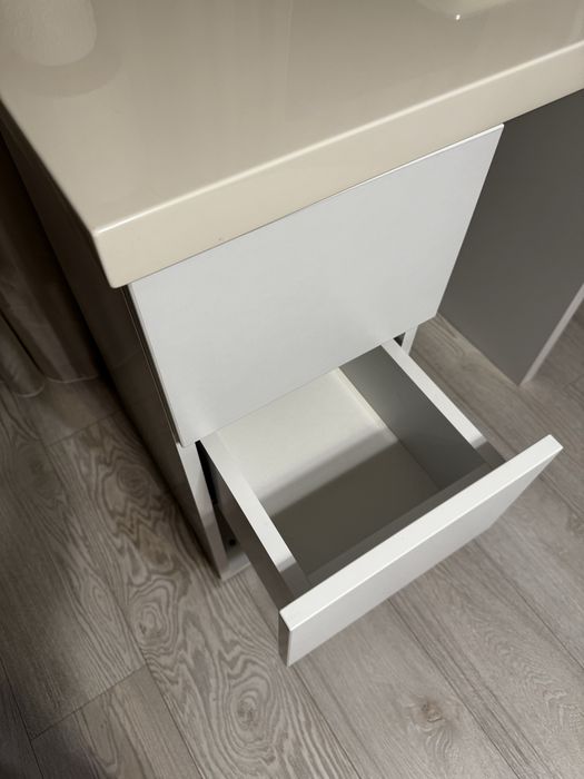 Birou alb modern cu 2 sertare soft close, blat gros MDF rezistent, colț rotunjit
