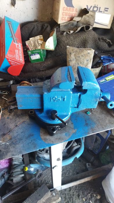 Продам тиски слесарные большие .