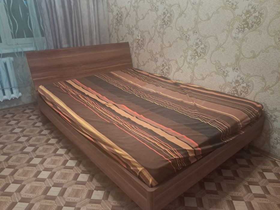 Продам кровать с матрасом.  Срочно