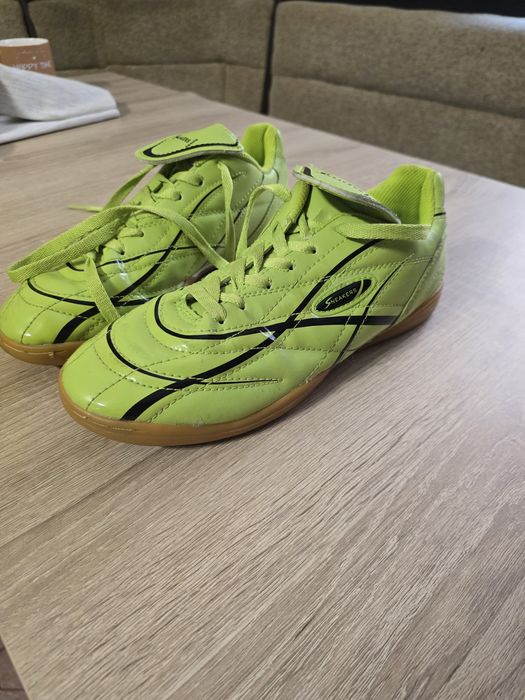 Adidasi barbati pentru fotbal in sala