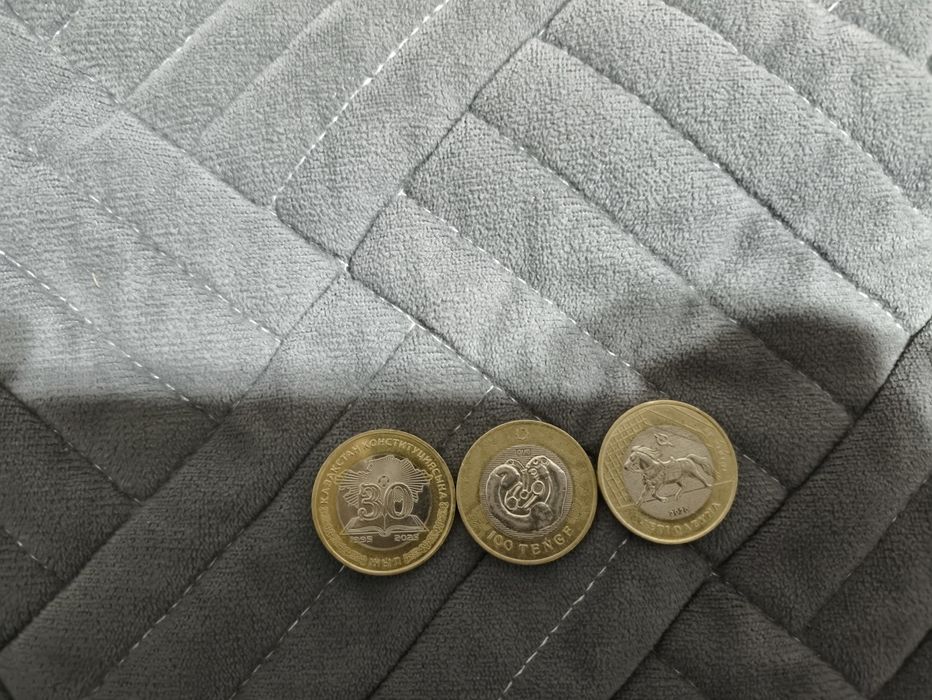Продам три монеты намиланом 100 тенге