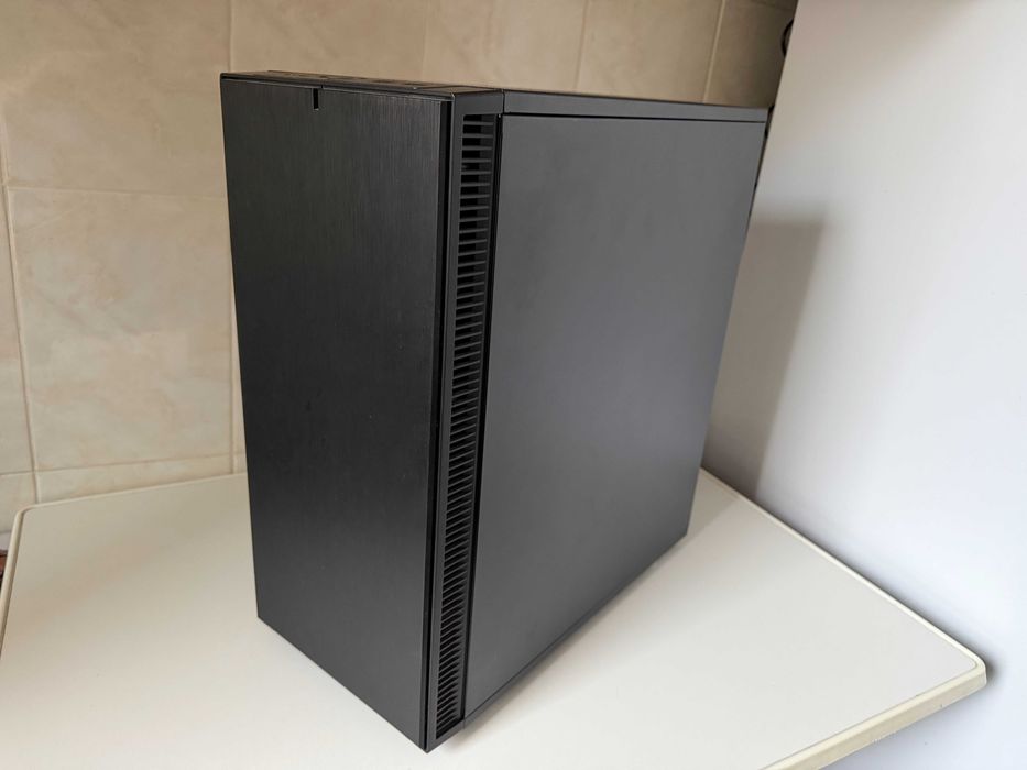 Carcasa Fractal Define C neagra antifonata