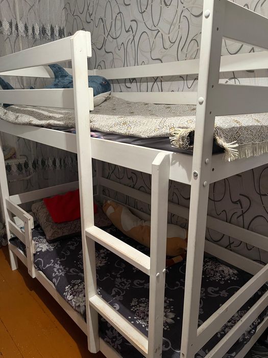 Продается кровать +2 школьных стола