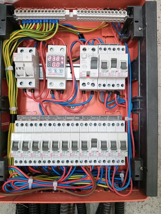 Electrician calificat cu experiență
