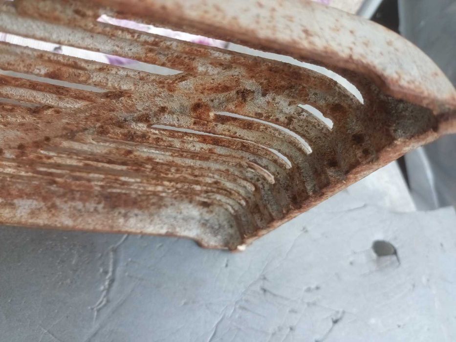 Стара,метална подложка за ютия