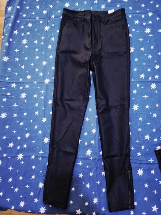 Vând pantaloni piele noi cu fermoar la picior