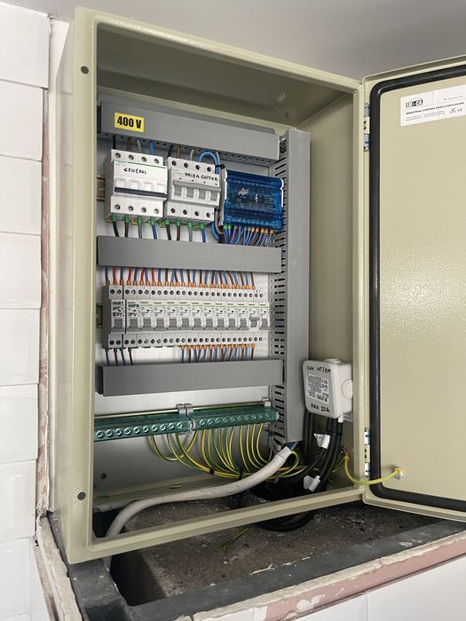 Electrician execut instalații/reparații electrice civile/industriale/