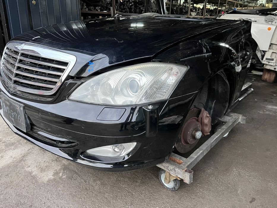 Передняя часть Mercedes W221.
