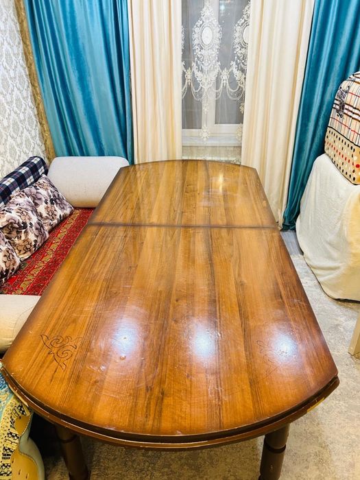 Стол для гостинного