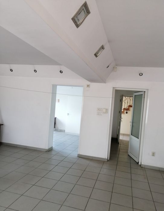 Închiriez casă cu etaj pentru activităţi comerciale, sediu firmă etc.