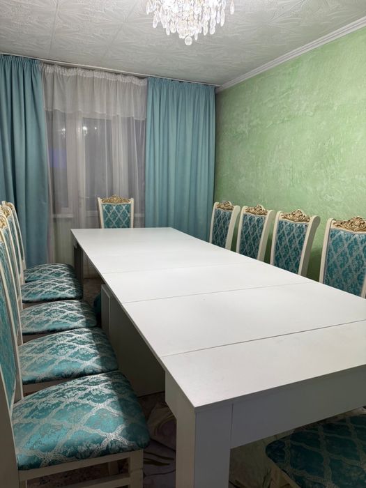 Стол стулья.