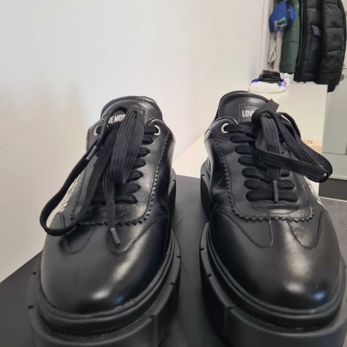 Черни кожени обувки