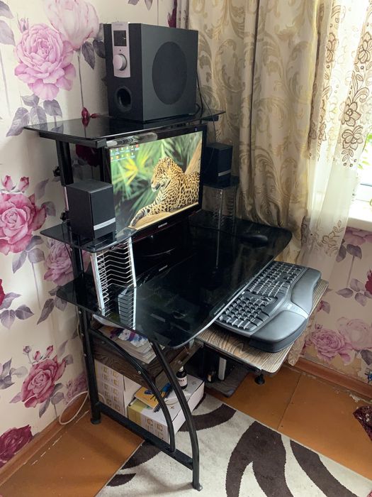 Компьютер и стол компьютерный