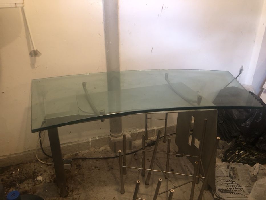 Стъклено бюро и стъклен цветарник