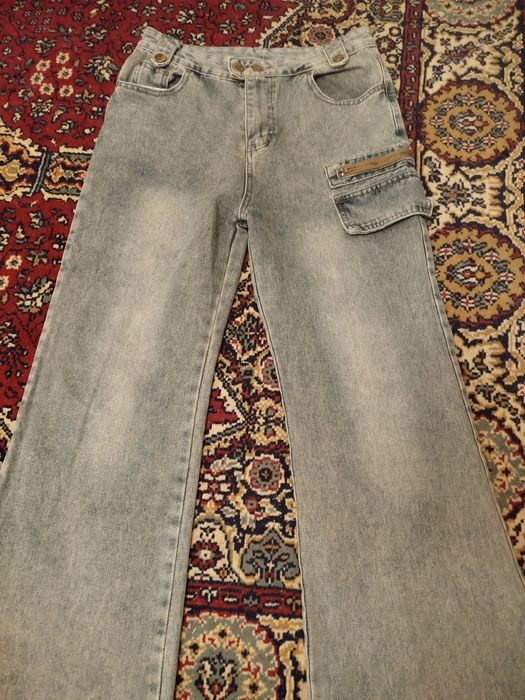 Продаются две пары джинс.