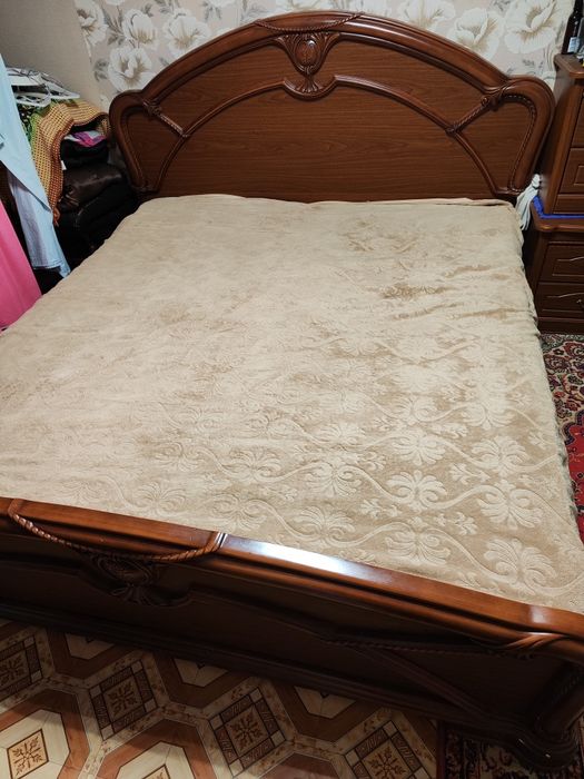 Продам двух спальную кровать с матрасом