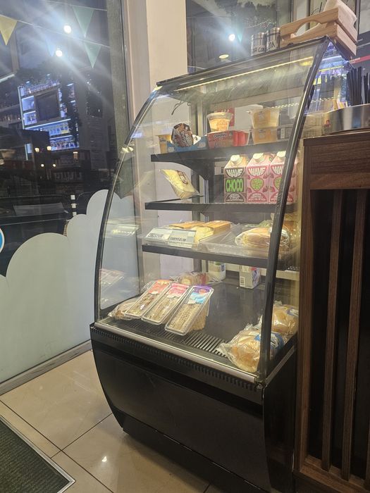 Сладкарска хладилна витрина