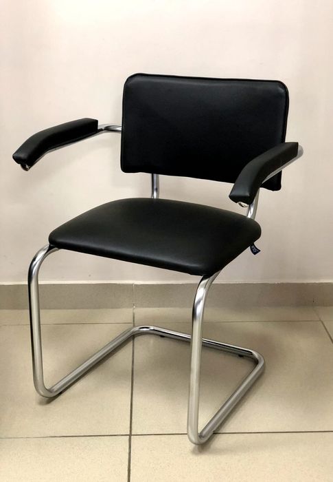 Офисные стулья на полозьях