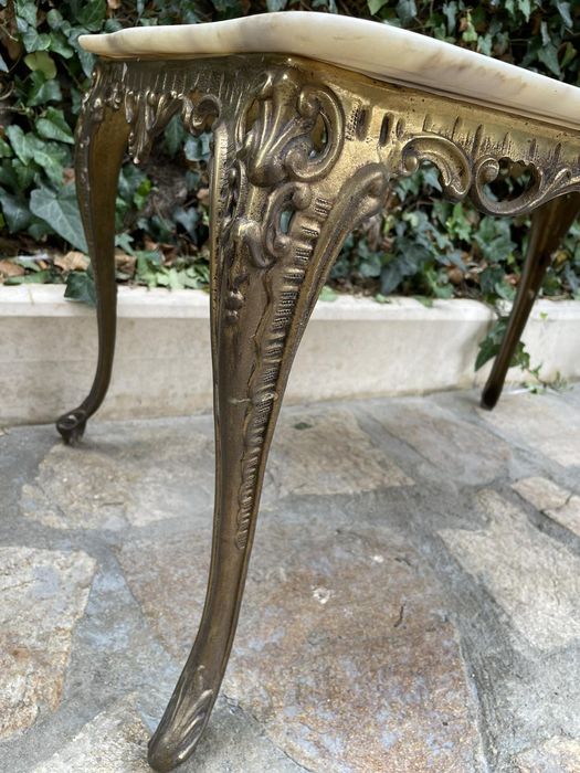 Месингови маси с мраморен плот