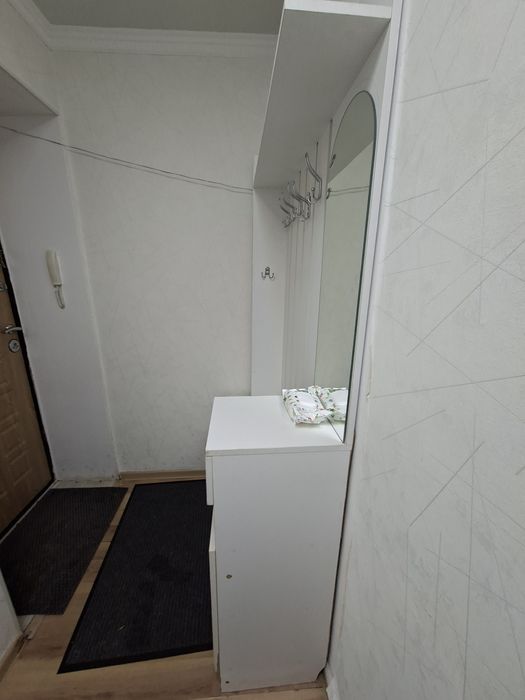 Шкаф белый  в прихожую