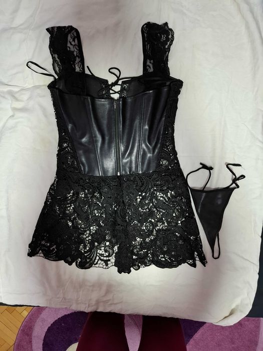 Rochie de piele cu dantela ,cu  chilot tanga  model  deosebit