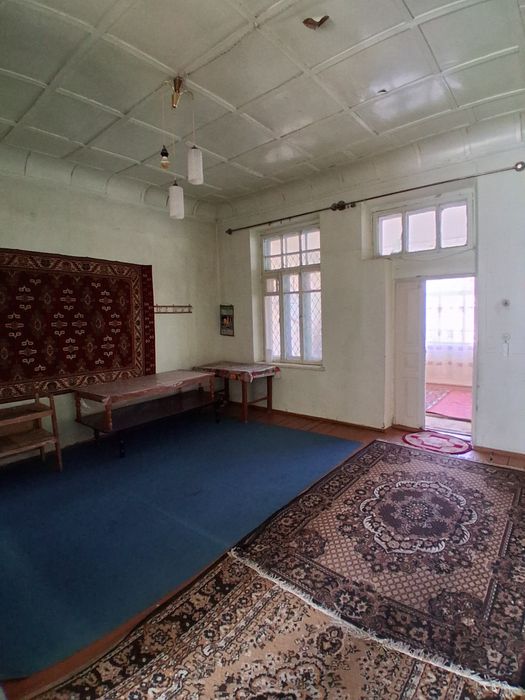 Продается дом в общем дворе.