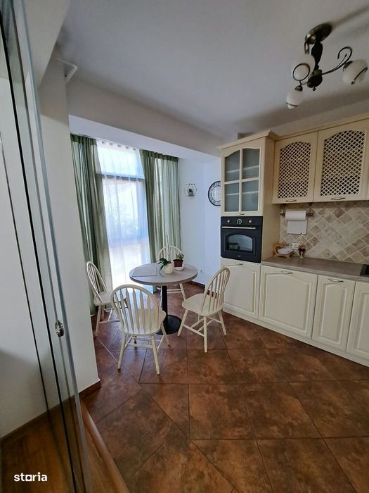 Apartament cu 3 camere semidecomandate, Centru
