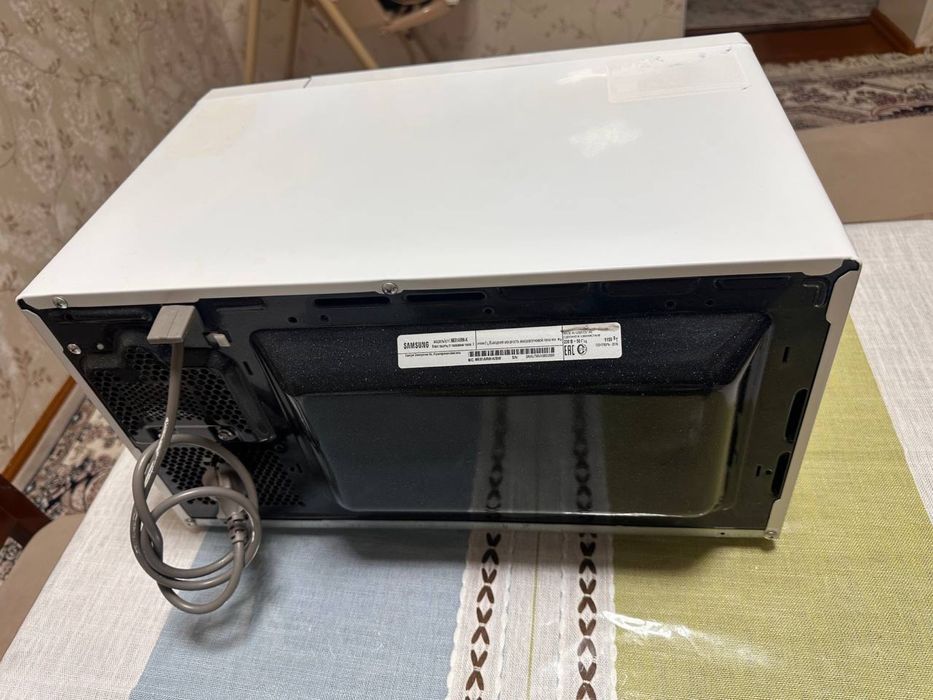 Продам микроволновая печь Samsung ME81ARW-K