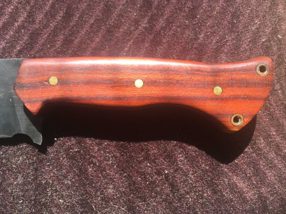 Cutit confectionat manual din otel carbon.