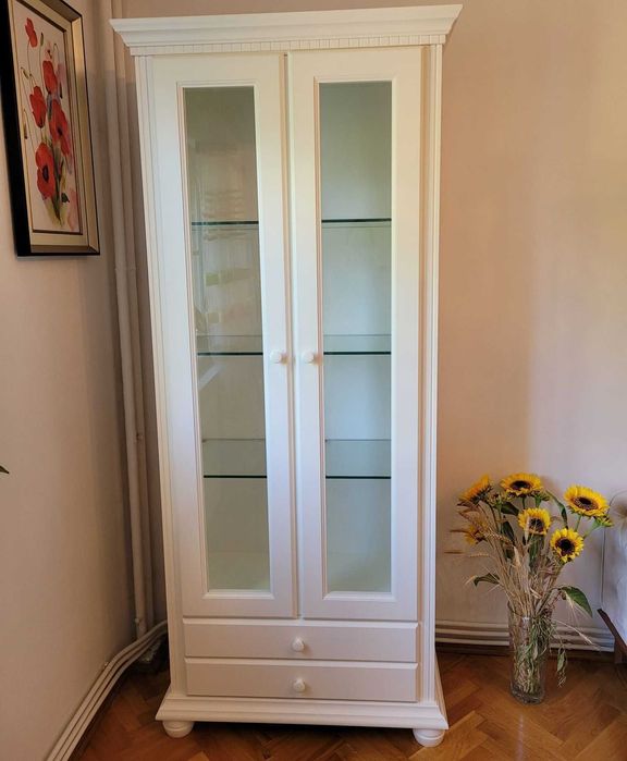 Vitrina din lemn masiv Romantica cu 2 usi cu sticla si 2 sertare