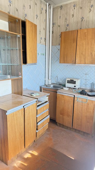 Мебель, двери, книги, люстры